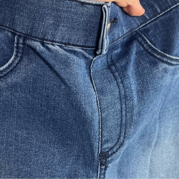 NWT Medium Wash Denim Mid-Rise Frayed Edge Leggings - Hue Studio - Picture 3 of 13